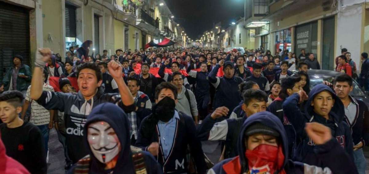 Los estudiantes del Mont&uacute;far ingresaron al Centro Hist&oacute;rico 