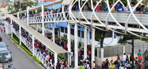El paso peatonal del Centro de Convenciones se us&oacute; en la organizaci&oacute;n del ingreso para entrega de carpetas.