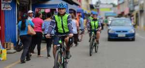 Los agentes pedalean por las calles aleda&ntilde;as a los locales comerciales de la zona mercantil de Nuevo Tarqui.