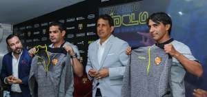 Marcelo Velasco (i.), asistente t&eacute;cnico y Tabar&eacute; Silva (d.) entrenador, reciben la indumentaria como parte del cuerpo t&eacute;cnico de Barcelona.