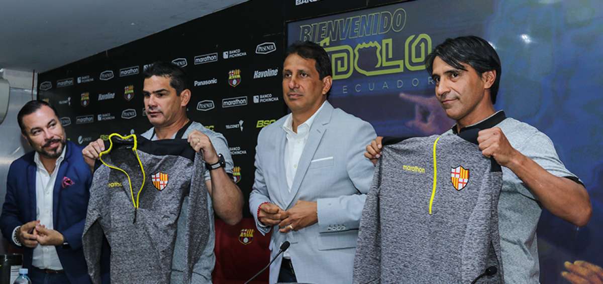 Marcelo Velasco (i.), asistente t&eacute;cnico y Tabar&eacute; Silva (d.) entrenador, reciben la indumentaria como parte del cuerpo t&eacute;cnico de Barcelona.