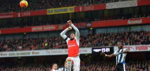 Arsenal gana y consolida su liderato tras empate del Leicester