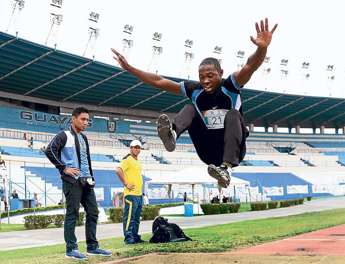Ronnie Santos durante su participaci&oacute;n en los II Juegos Nacionales Paral&iacute;mpicos, donde se adue&ntilde;&oacute; de 3 medallas de oro: en salto largo (gr&aacute;fica), 200 y 400 metros planos. Foto: Miguel Castro.