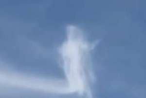 Una nube que parecía mostrar la silueta de Jesús durante un acto religioso se volvió viral en TikTok y X. La “imagen” ha desatado comentarios de los usuarios.