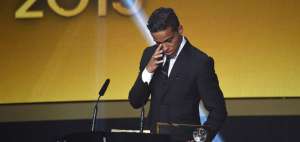 Wendell Lira llor&oacute; durante la entrega del premio Puskas; para viajar a Z&uacute;rich prest&oacute; un traje a un amigo.