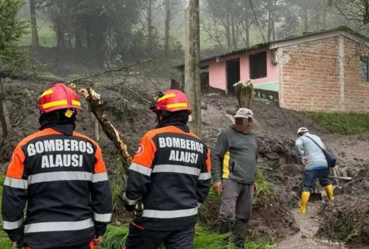 Equipos de emergencia eval&uacute;an el terreno tras el deslizamiento ocurrido en el cant&oacute;n Alaus&iacute;.