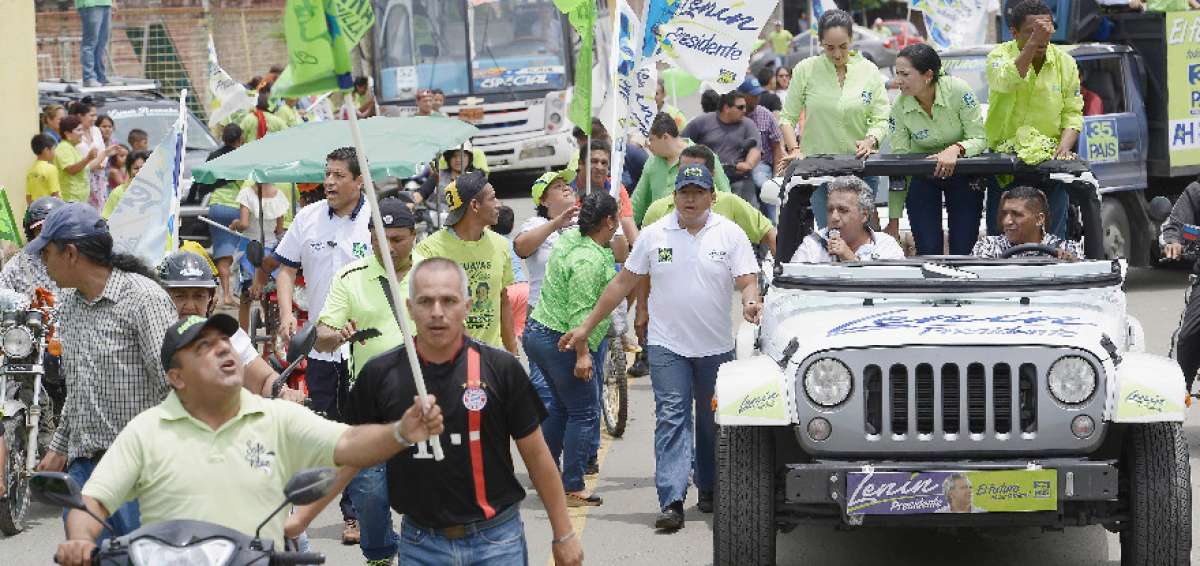 Desde el mediod&iacute;a Len&iacute;n Moreno, acompa&ntilde;ado de candidatos a la Asamblea, recorri&oacute; las calles de Milagro.