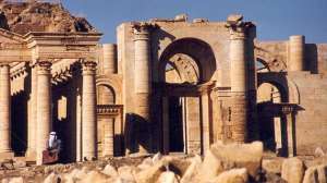 El sitio de Hatra despu&eacute;s que bandas armadas la destruyeran en marzo de este a&ntilde;o. Foto internet