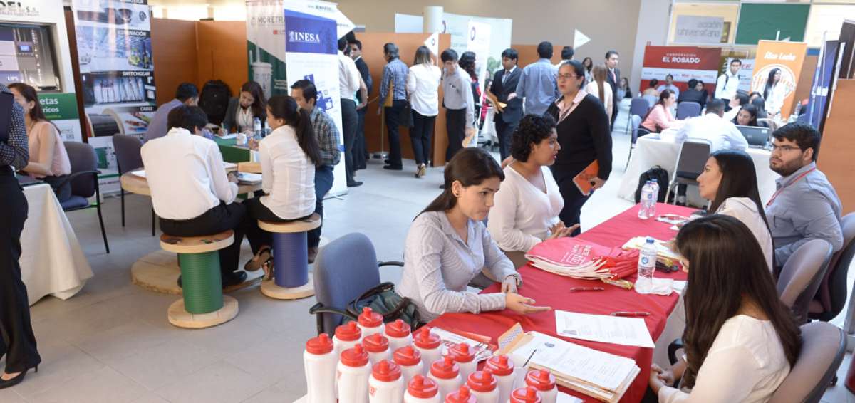 41 empresas, p&uacute;blicas y privadas realizaron entrevistas personales a Los graduados.