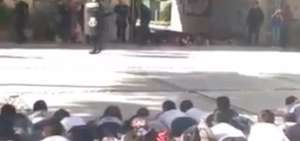 Antes del simulacro, la polic&iacute;a dio pl&aacute;ticas a los estudiantes sobre lo que vivir&iacute;an en el simulacro.
