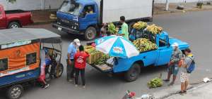 Una pareja de esposos recorre todas las ma&ntilde;anas el suburbio de Guayaquil en un camioneta. Ofrecen desde racimos de verdes, naranjas y otros productos. Las personas que circulan por la zona  se acercan para comprarles.