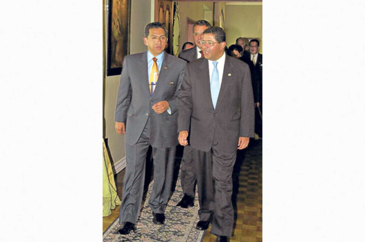Francisco Flores, en su calidad de exmandatario, visit&oacute; en 2005 Ecuador. El entonces presidente Lucio Guti&eacute;rrez lo recibi&oacute; en Quito. Foto: Archivo.