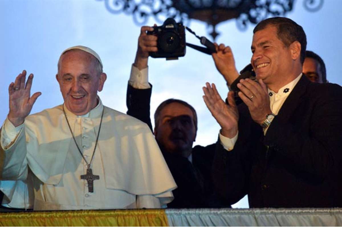 El presidente Rafael Correa y el papa Francisco saludan a los fieles congregados en los exteriores del Palacio de Carondelet. Foto: AFP