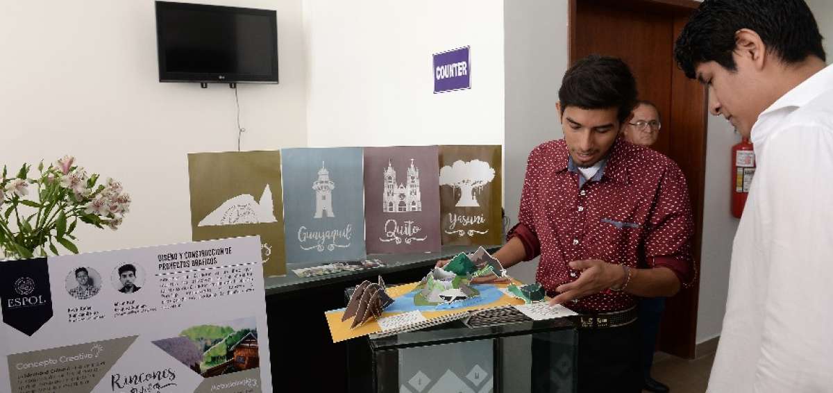 Kevin Real, estudiante de dise&ntilde;o gr&aacute;fico, present&oacute; un libro tur&iacute;stico ilustrado con im&aacute;genes 3D en papel.