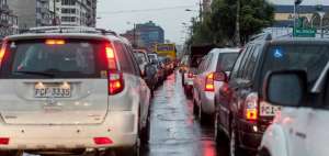 Congesti&oacute;n vehicular a causa de la lluvia en Quito