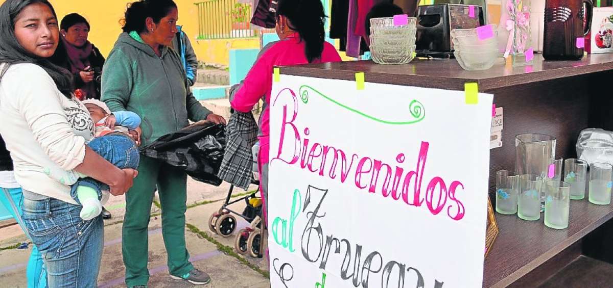 En los patios de este plantel educativo, en 4 carpas, un grupo de padres de familia exhibi&oacute; coches de beb&eacute;, ropas, herramientas de trabajo, pel&iacute;culas, botas, mascarillas, bicicletas, entre otros art&iacute;culos.