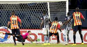 El portero Esteban Dreer no pudo evitar que el bal&oacute;n ingresara con el cabezazo de Diego &Aacute;lvarez a los 92&rsquo;. Foto: AFP.