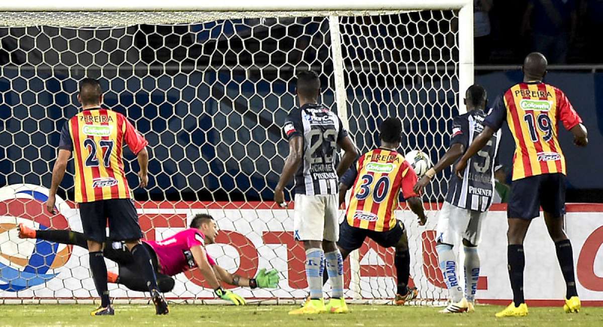 El portero Esteban Dreer no pudo evitar que el bal&oacute;n ingresara con el cabezazo de Diego &Aacute;lvarez a los 92&rsquo;. Foto: AFP.