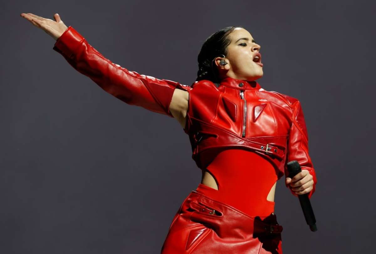 Rosal&iacute;a abandon&oacute; el escenario en Mil&aacute;n tras presentar complicaciones de salud.