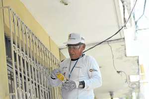 Los trabajadores dicen que en dos meses est&aacute;n en capacidad de reunir las r&uacute;bricas. Foto: Pilar Vera