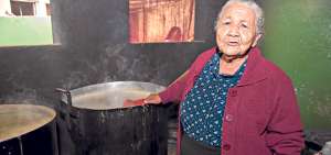 La elaboraci&oacute;n de esta chicha requiere un proceso en el que la cocci&oacute;n de las 7 variedades de ma&iacute;z demanda cerca de 12 horas continuas. Foto: Daniel Molineros / El Tel&eacute;grafo