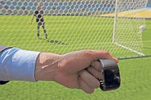 Un representante de FIFA muestra el reloj que recibe avisos de c&aacute;maras ubicadas en los arcos. Foto: EFE