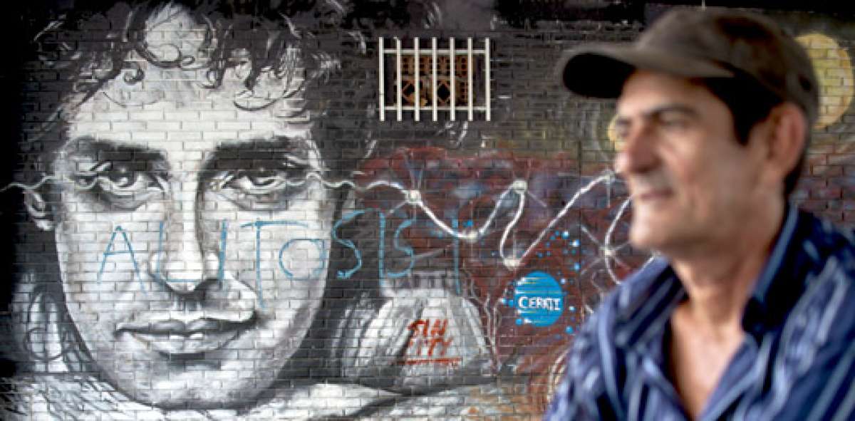 Un ciudadano colombiano camina frente a un mural dedicado al rockero argentino en Cali. Gustavo Cerati se convirti&oacute; en un emblema del rock latinoamericano. Foto: AFP
