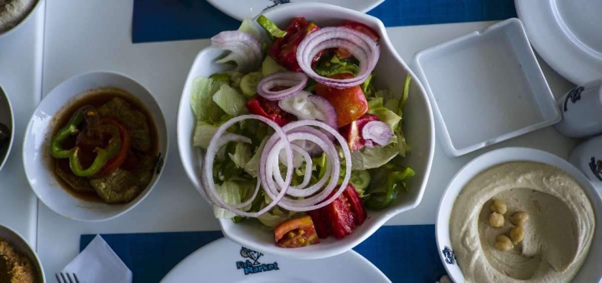 Sobre la mesa de un restaurante, en El Cairo, se muestra un plato de ensalada mediterr&aacute;nea rica en grasas vegetales, como aceite de oliva y frutos secos.