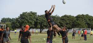 Jugadores de Tiburones practican un lineout, receptando el ovoide en el aire, desde un saque de banda. Los entrenamientos del equipo de la ADN se realizan en la Base Naval Norte.