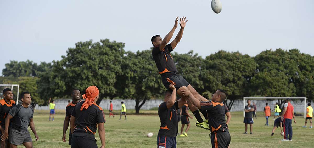 Jugadores de Tiburones practican un lineout, receptando el ovoide en el aire, desde un saque de banda. Los entrenamientos del equipo de la ADN se realizan en la Base Naval Norte.