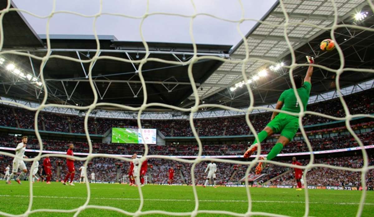 Ra&uacute;l Fern&aacute;ndez intenta evitar la anotaci&oacute;n del ingl&eacute;s Daniel Sturridge. Foto: AFP