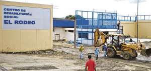 La c&aacute;rcel El Rodeo, en Portoviejo (Manab&iacute;), tendr&aacute; capacidad para 2.400 personas privadas de la libertad. En las instalaciones habr&aacute; &aacute;reas para educaci&oacute;n y trabajo. Los internos que estaban all&iacute; antes del terremoto, provisionalmente fueron reubicados  en los recintos penitenciarios de Guayas y Cotopaxi.