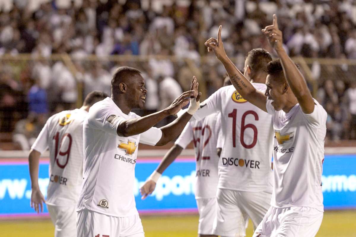 El delantero Narciso Mina (izq.) festeja el primer gol del partido junto al defensa Luis Romero. Foto: Miguel Jim&eacute;nez / El Tel&eacute;grafo