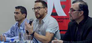 Juan Fernando Velasco (centro), presidente de Sayce, cuando anunciaba acerca del premio de Julio Jaramillo.  