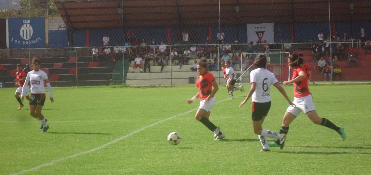 El domingo anterior, en el estadio Francisco Reinoso de Cumbay&aacute;, Liga de Quito (blanco) derrot&oacute; 3-1 a USFQ, dej&aacute;ndolo fuera de la segunda fase.