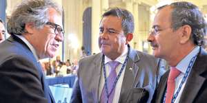 Patricio Pazmi&ntilde;o (centro), junto al contralor Carlos P&oacute;lit, durante la sesi&oacute;n de la OEA, en Washington. Foto: Cortes&iacute;a OEA