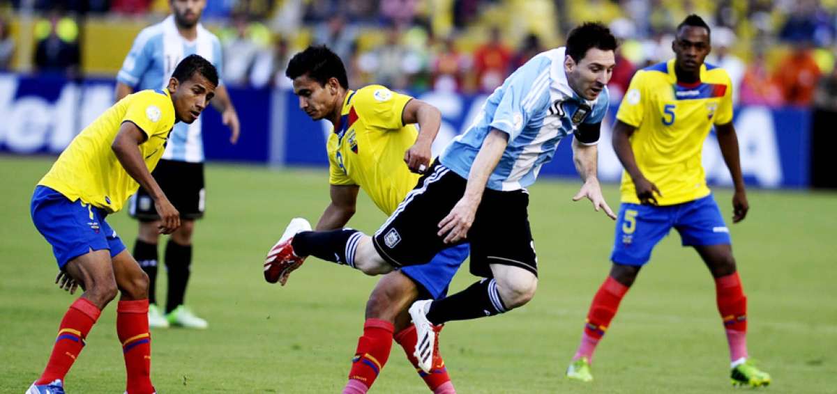 Messi cae ante la marca de Fernando Saritama, en el &uacute;ltimo partido (1-1) entre Ecuador y Argentina, en Quito.
