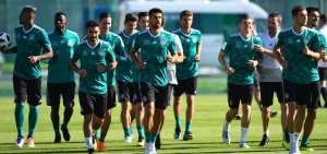 Los seleccionados alemanes trotan en la cancha del complejo en Vatutinki, antes del juego de esta ma&ntilde;ana.