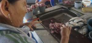 La familia Ch&aacute;vez Baque vendi&oacute; hasta inicio de semana tarrinas con pinchagua picada, listas para hacer ceviches. Actualmente reemplazaron la venta con otras especies.