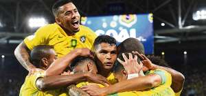 El defensa central Thiago Silva (c) es arropado por sus compa&ntilde;eros luego de marcar el segundo tanto de Brasil contra Serbia, en Mosc&uacute;.