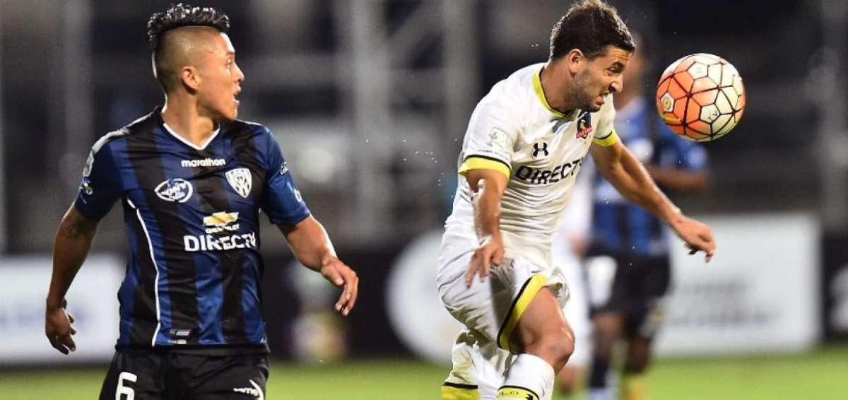Luis Ayala (i) marca a presi&oacute;n al atacante de Colo Colo, Mart&iacute;n Tonso en el partido por el Grupo 5 de la Libertadores.