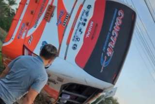 Bus interprovincial se accidentó en la vía Charapotó – Correagua, dejando como saldo una persona fallecida