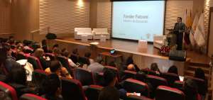 El ministro de Educaci&oacute;n de Ecuador, Fander Falcon&iacute;, durante su exposici&oacute;n.