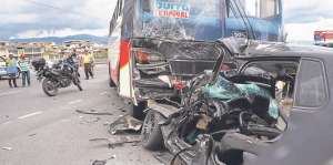 En febrero de este a&ntilde;o un bus de la Cooperativa Indoam&eacute;rica se estrell&oacute; contra un autom&oacute;vil en Latacunga. Foto: Archivo / El Tel&eacute;grafo