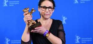 La directora Ildiko Enyedi al recibir el galard&oacute;n.