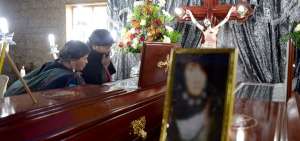 En un cuarto de 5 por 8 metros la Funeraria Rodr&iacute;guez decor&oacute; las capillas ardientes. Era la casa de Crucida Uzca, t&iacute;a de los fallecidos, quien prest&oacute; su vivienda por ser m&aacute;s amplia y, por consiguiente, pod&iacute;a recibir a m&aacute;s gente.
