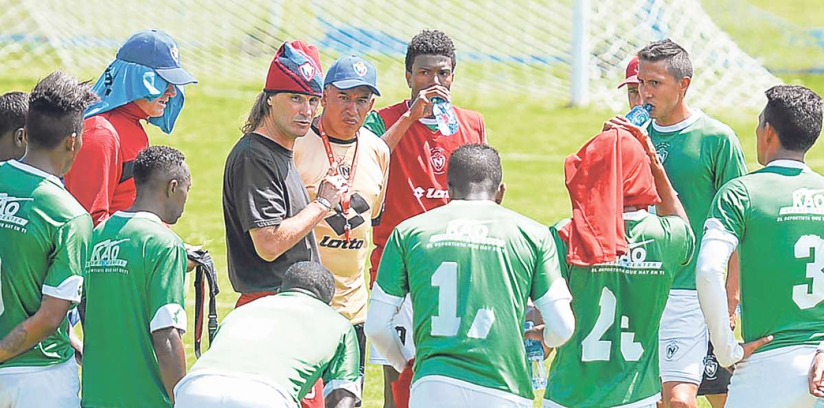 Rub&eacute;n Dar&iacute;o Ins&uacute;a (de negro) habla con sus jugadores durante una de las pr&aacute;cticas en Tumbaco, Quito. Foto: &Aacute;lvaro P&eacute;rez / El Tel&eacute;grafo