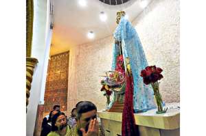 La virgen de Monserrate mueve a Montecristi (Portafolio Gr&aacute;fico)