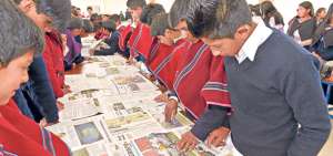 Una ma&ntilde;ana y tarde de motivaci&oacute;n vivieron los estudiantes de la Unidad Educativa del Milenio Chibuleo, en la parroquia Juan Benigno Vela. Ellos aprendieron la forma en que se elabora el peri&oacute;dico. Fotos: Roberto Ch&aacute;vez / El Tel&eacute;grafo