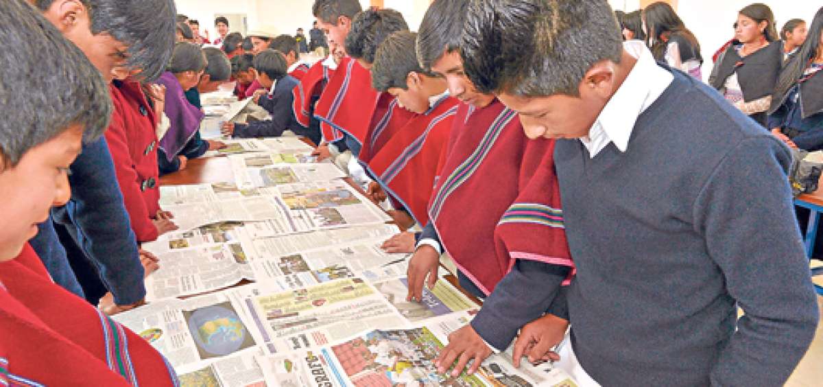 Una ma&ntilde;ana y tarde de motivaci&oacute;n vivieron los estudiantes de la Unidad Educativa del Milenio Chibuleo, en la parroquia Juan Benigno Vela. Ellos aprendieron la forma en que se elabora el peri&oacute;dico. Fotos: Roberto Ch&aacute;vez / El Tel&eacute;grafo